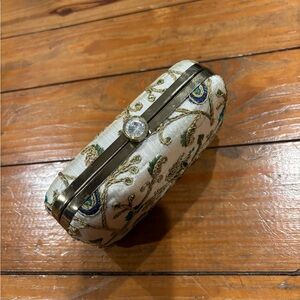 (1001) BEADED CLUTCH